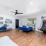Sunshine, Paradise Escape! Private Pool, Sleeps 12
